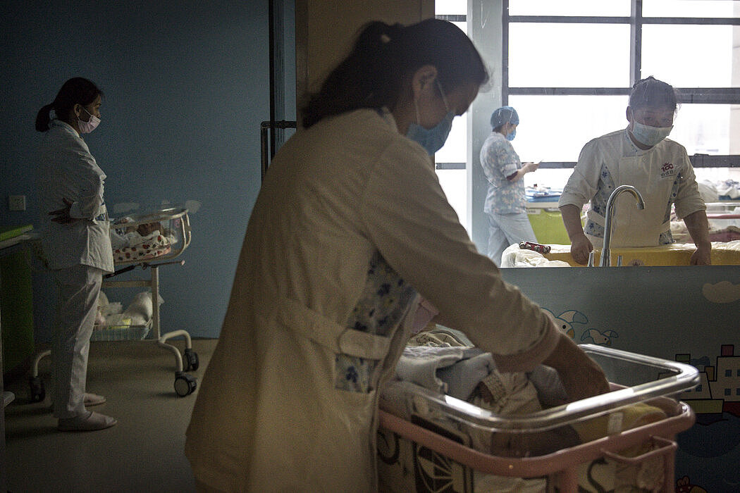 去年，武汉一家医院的产科护士在照顾新生儿。