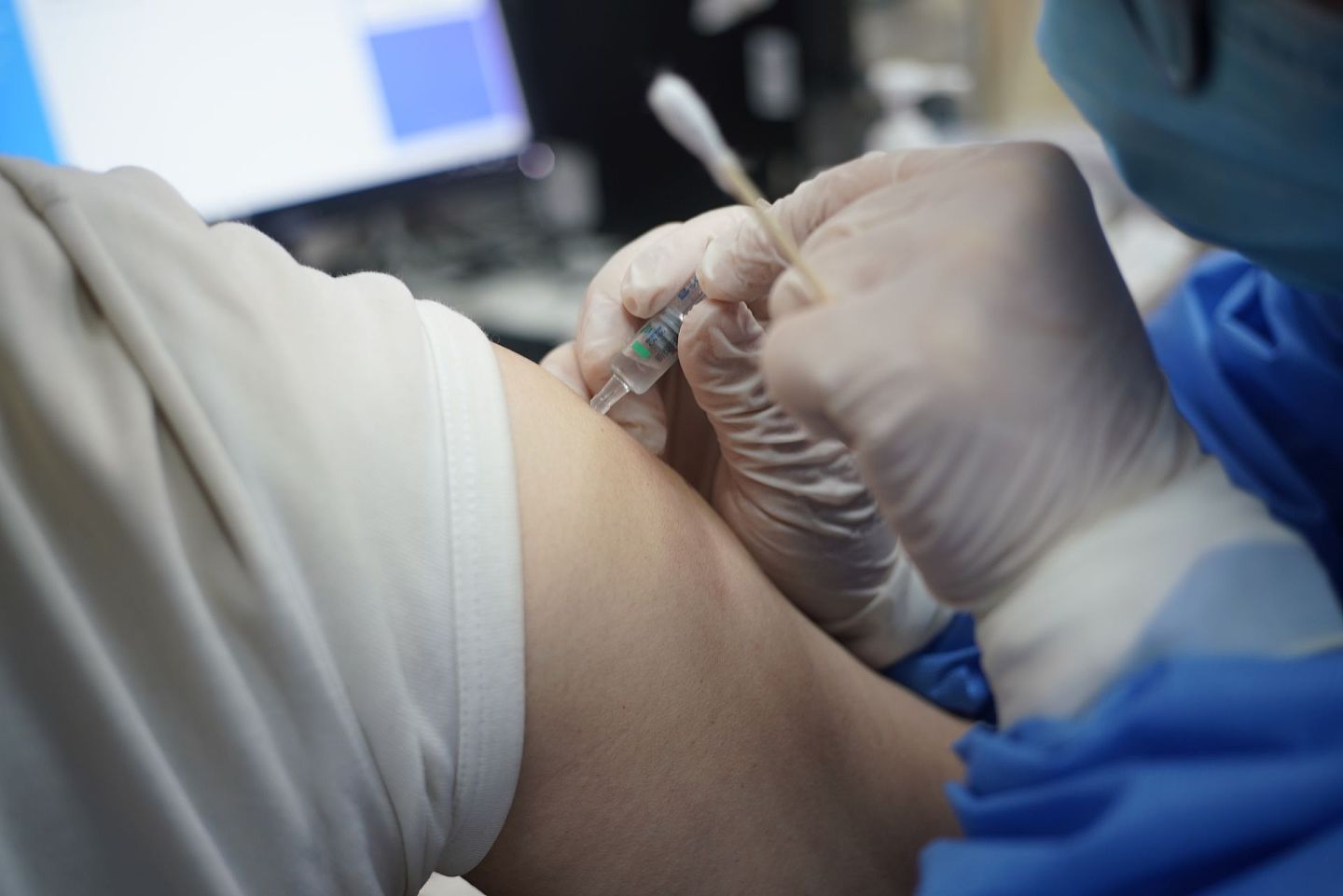 2021年3月4日，上海某医院开展第二批新冠疫苗接种工作，当天有近500位医务人员接受新冠疫苗接种，均无明显不良反应。（视觉中国）