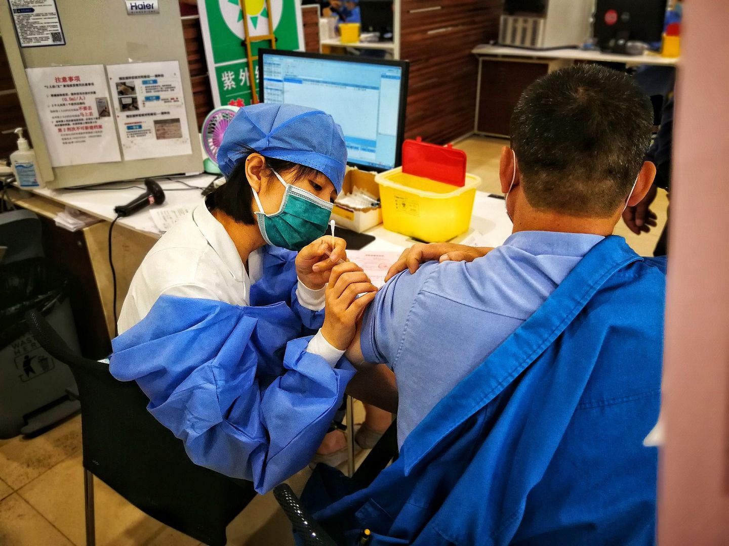 2021年6月1日，天津，西青区民众在有序接种新冠疫苗。（视觉中国）