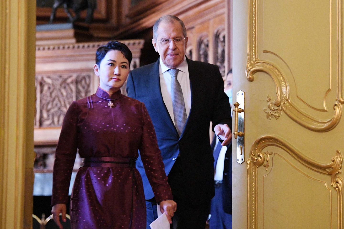 2021年6月1日，蒙古国外长巴特策策格与俄罗斯外长拉夫罗夫（右）进入会场。（Reuters）