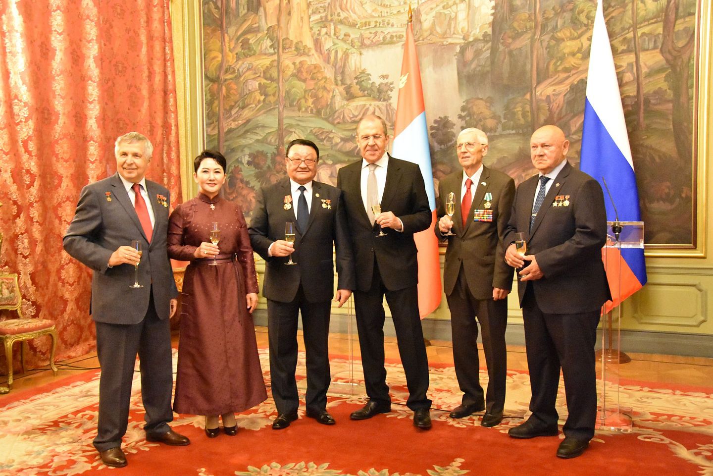 2021年6月1日，蒙古国外长巴特策策格（左二）与俄罗斯外长拉夫罗夫（左四）参加宴会。（Twitter@Battsetseg Batmunkh）
