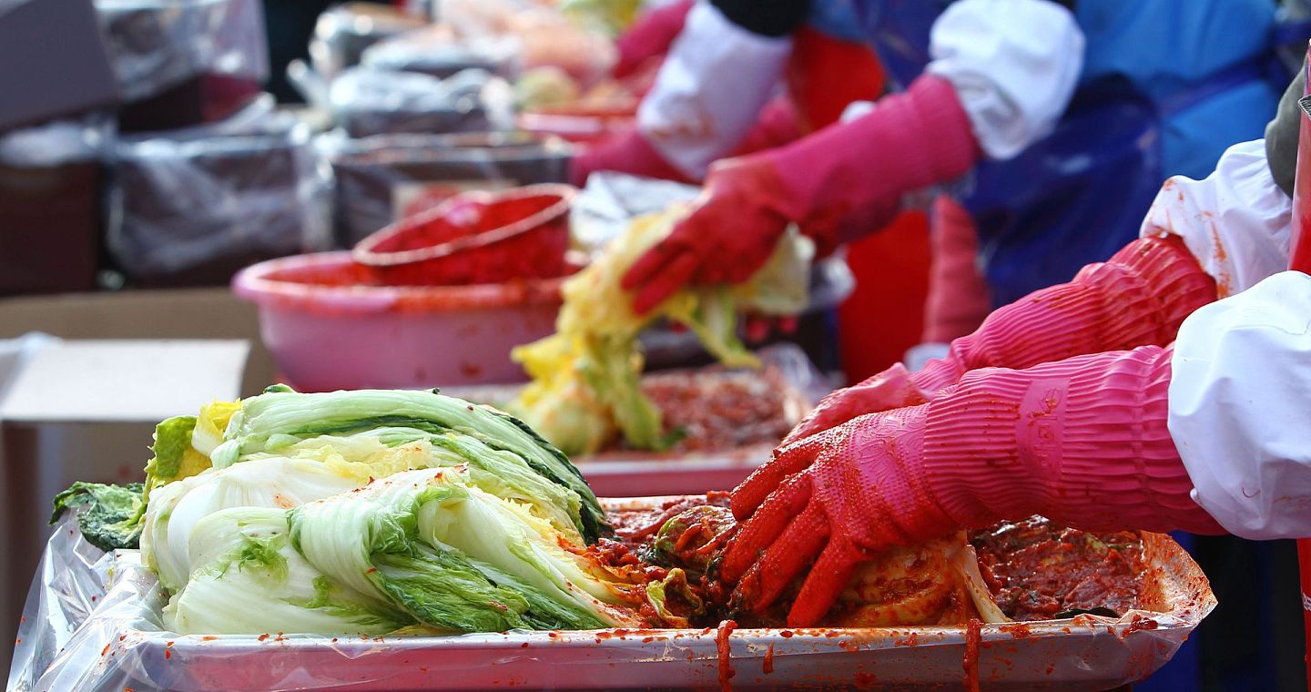 韩国关税厅发布数据显示，韩国2021年一季度进口泡菜共6.794万吨，达到韩国出口泡菜总量的6倍，这些进口泡菜全部来自中国。（视觉中国）