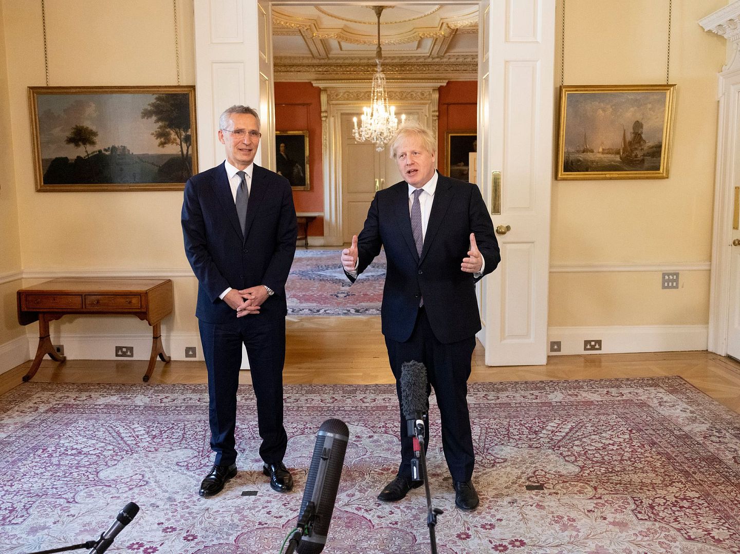 6月2日，英国首相约翰逊（Boris Johnson，右）在伦敦与斯托尔滕贝格会晤，就2021北约峰会准备工作进行磋商。（Twitter@10DowningStreet）
