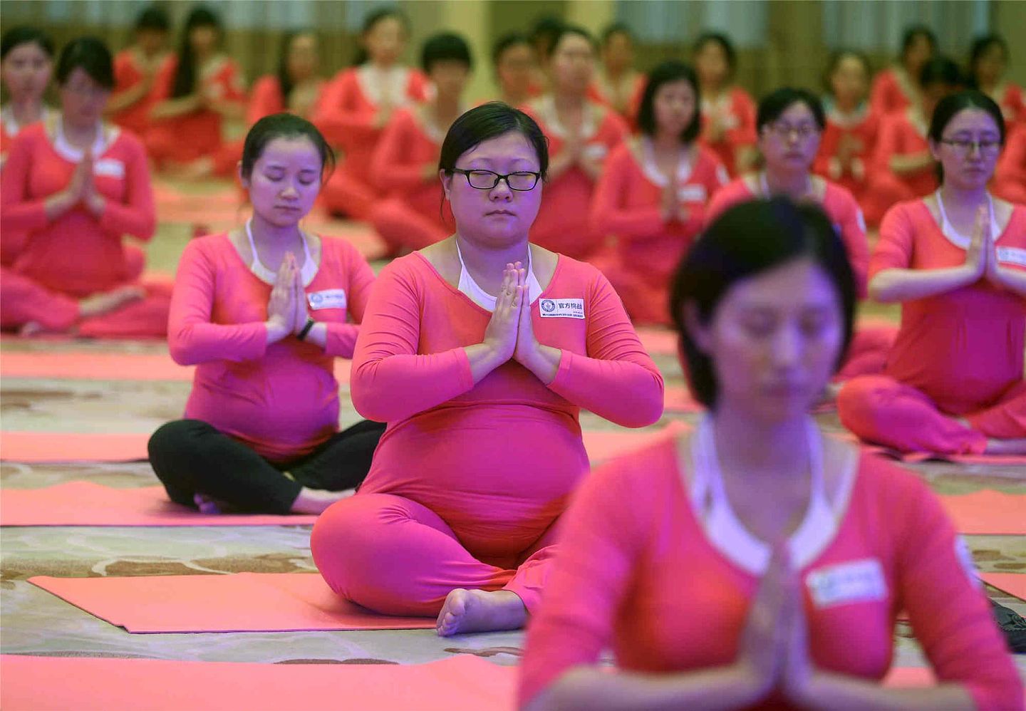 2015年10月25日，“健康和美、关注母婴”2015最多人数孕妇瑜伽课在北京钓鱼台国宾馆举行。（Reuters）
