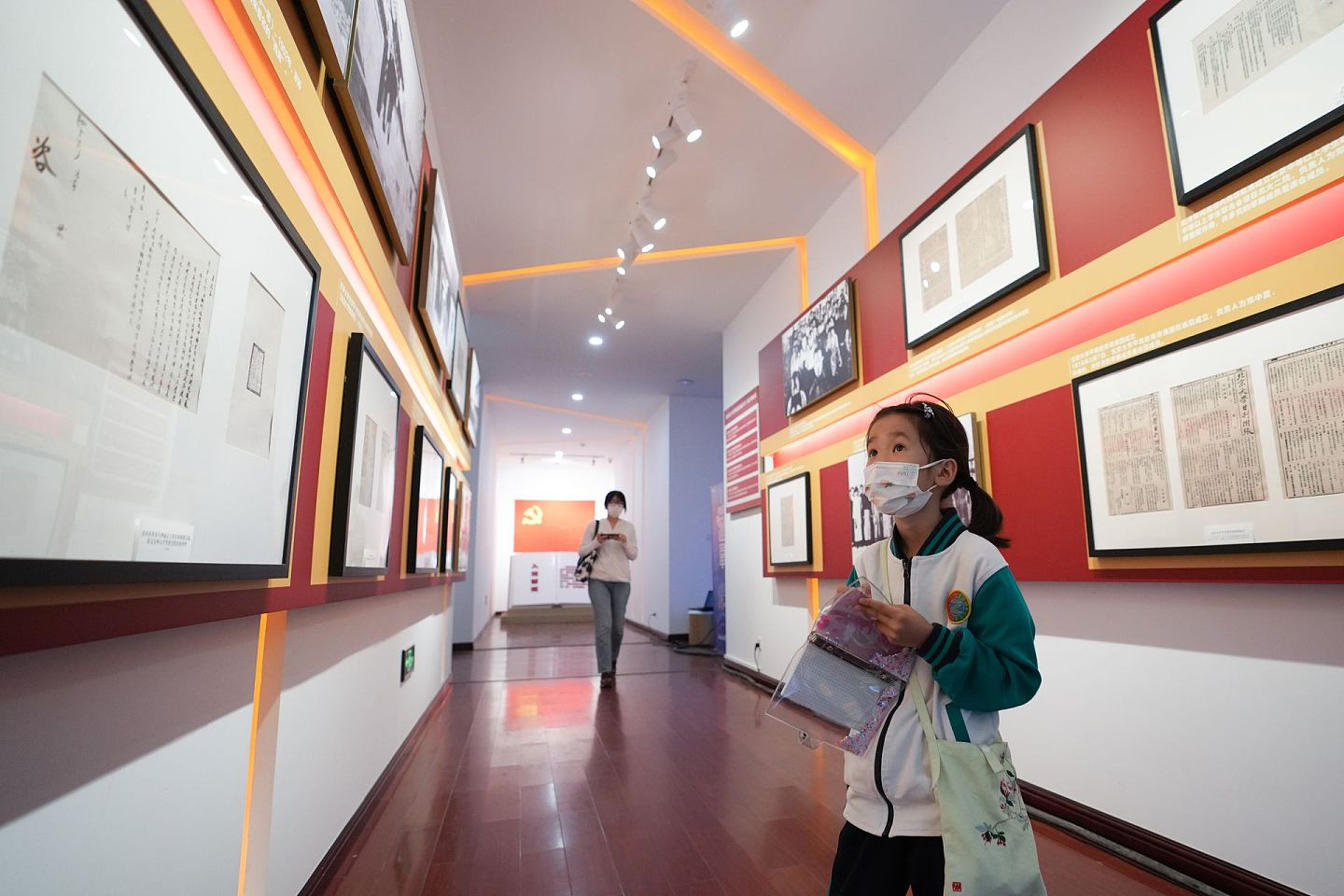 孩子的教育成本也水涨船高。图为北京的小学生在参观博物馆。（新华社）