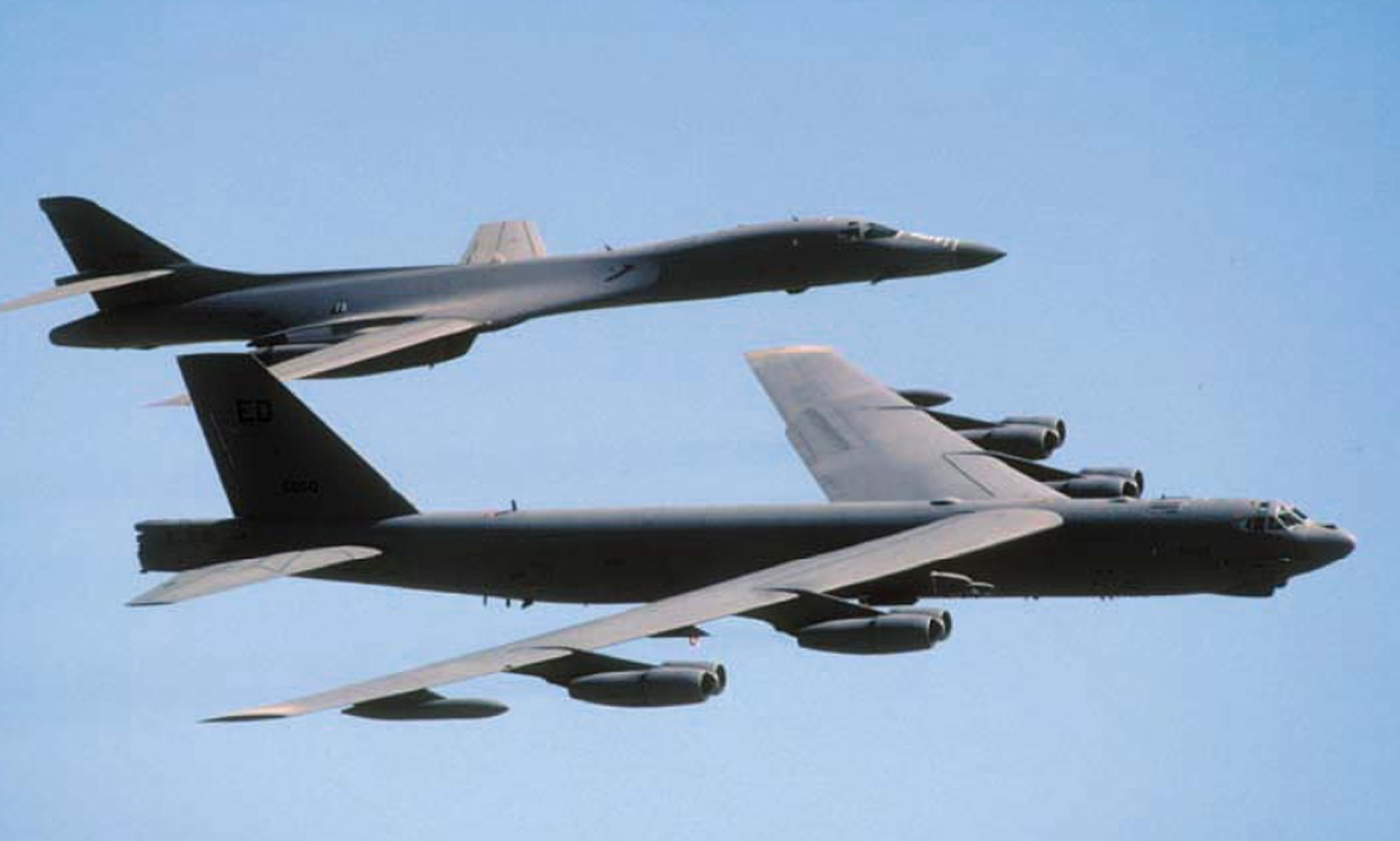 美军即将以B-21逐步将B-52H和B-1B二个年高德劭的冷战时代战略轰炸机，退出现代数位战场。（U.S.A.F）