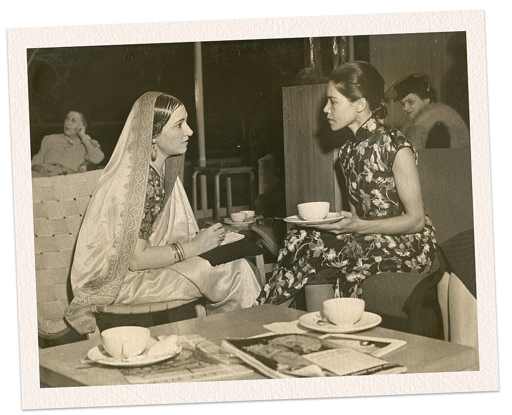 1940年，陈锡兰（右）在纽约，与舞者拉吉尼·黛维在一起。在那里，她向美国观众介绍了来自苏联中亚地区的舞蹈。