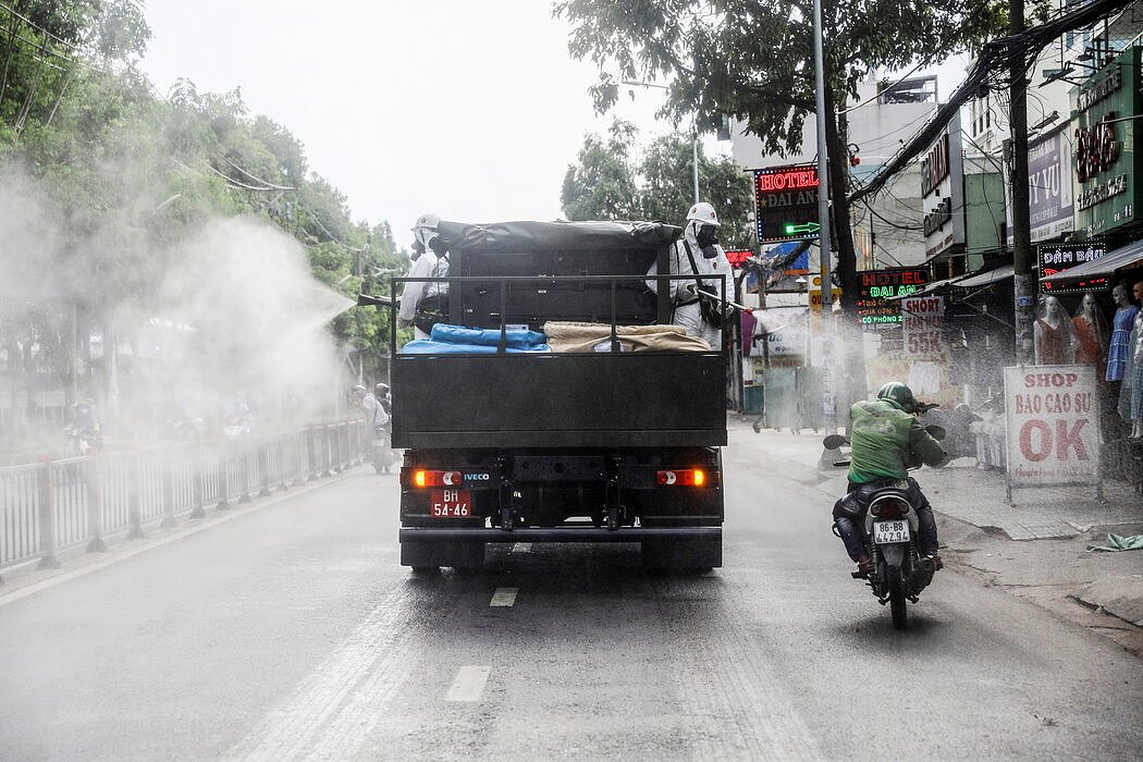 周二，一辆卡车在胡志明市喷洒消毒剂。政府表示，计划对该市900万居民进行新冠病毒检测。