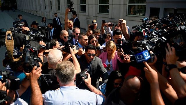 艾玛·科罗内尔·艾斯普罗在法庭外（2019年资料照片）