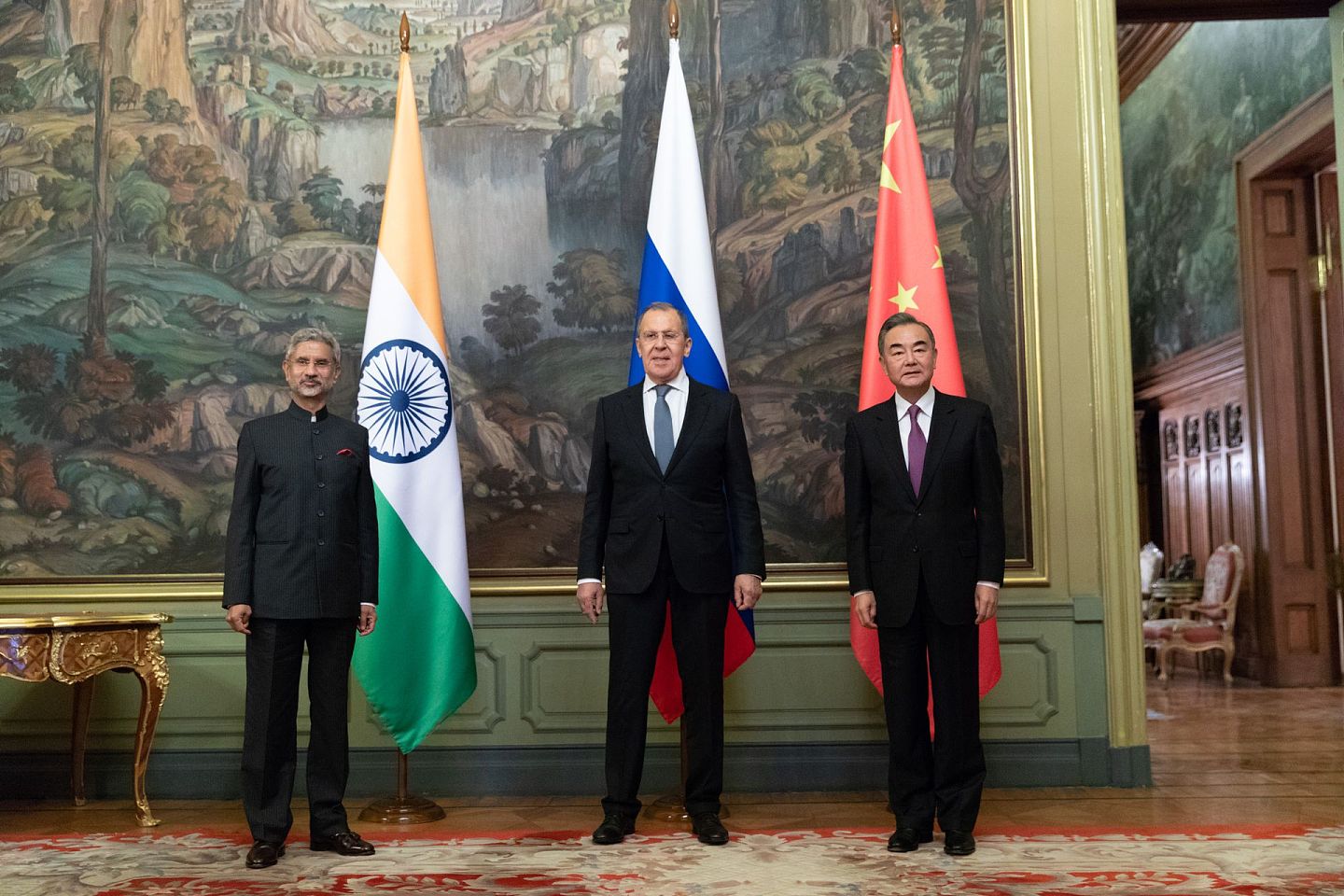 2020年9月10日，中国国务委员兼外长王毅（右）在俄罗斯首都莫斯科同俄罗斯外长拉夫罗夫（Sergey Lavrov，中）和印度外长苏杰生共同出席中俄印外长会晤及工作午餐。（新华社）