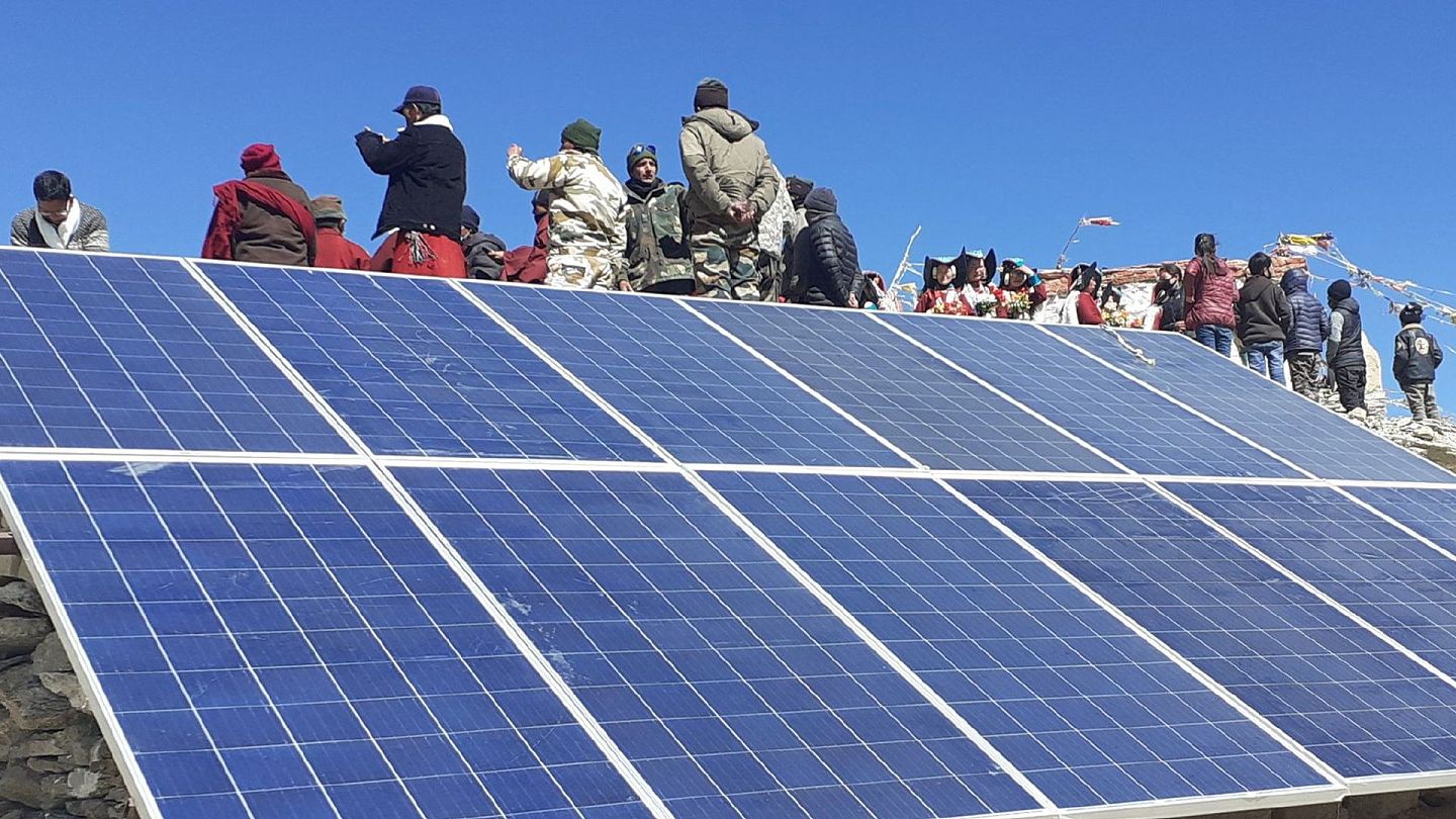 2021年3月1日，印度边境村民和将士们在新建成的2G基站太阳能发电光板设备前合照。（印度亚洲网截图）