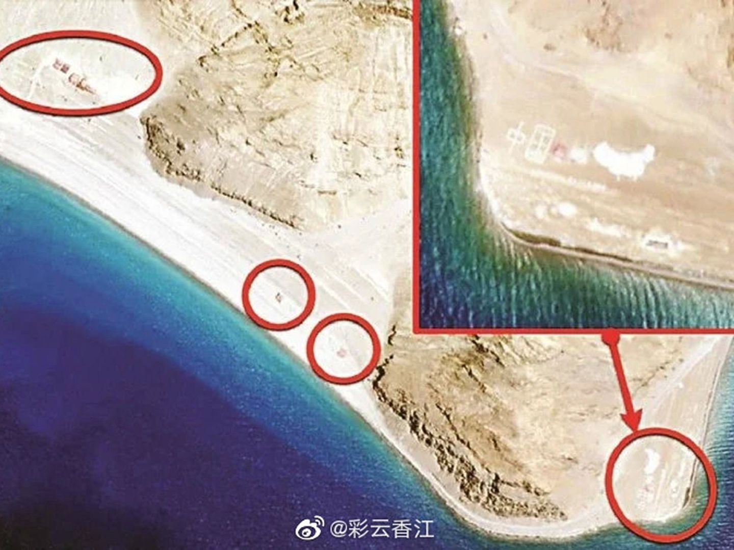中国军事博主发布卫星图像拍摄班公湖岸解放军栖息地。图中红色方块是营地，放大区域是曾在6月拍到岸边巨幅中国字和中国地图区域。（微博@彩云香江）