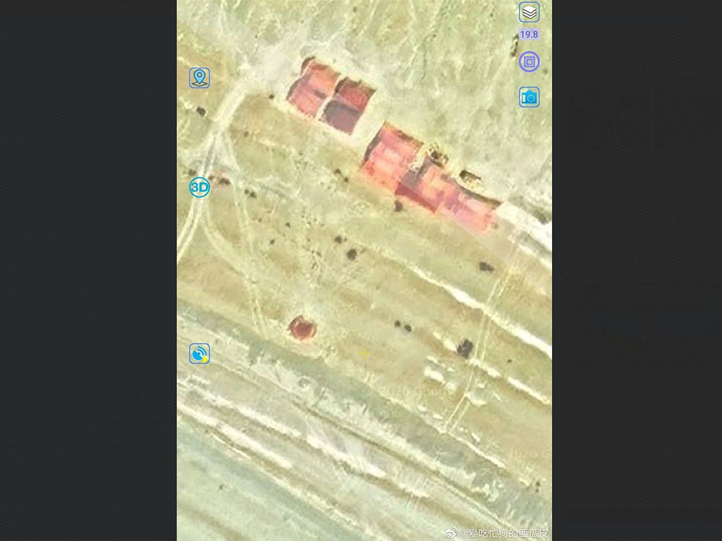 英媒引述印度官员说，印度当局是在卫星图片显示班公湖南侧沙漠出现不寻常的沙线之后，警觉到有这类活动。图为解放军班公湖岸营地卫星图放大照。（微博@爱吃忙狗的西瓜皮）