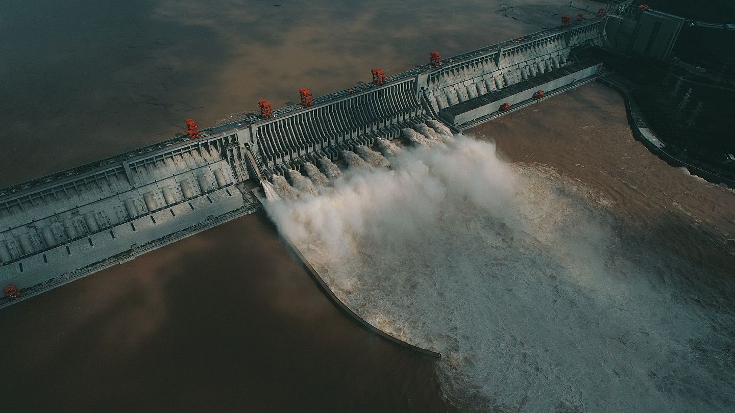 2020年8月22日，三峡大坝开启泄洪深孔下泄洪水。（人民视觉）
