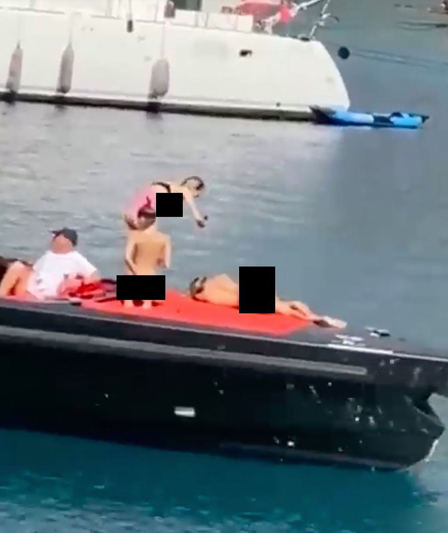 6名乌克兰美女在土耳其果赛克港（Gocek Bay）租了一艘豪华游艇，却被民众发现她们在船上大胆全裸、露点，甚至被当地穆斯林目击“活春宫”场面。（影片截图：BAZA）