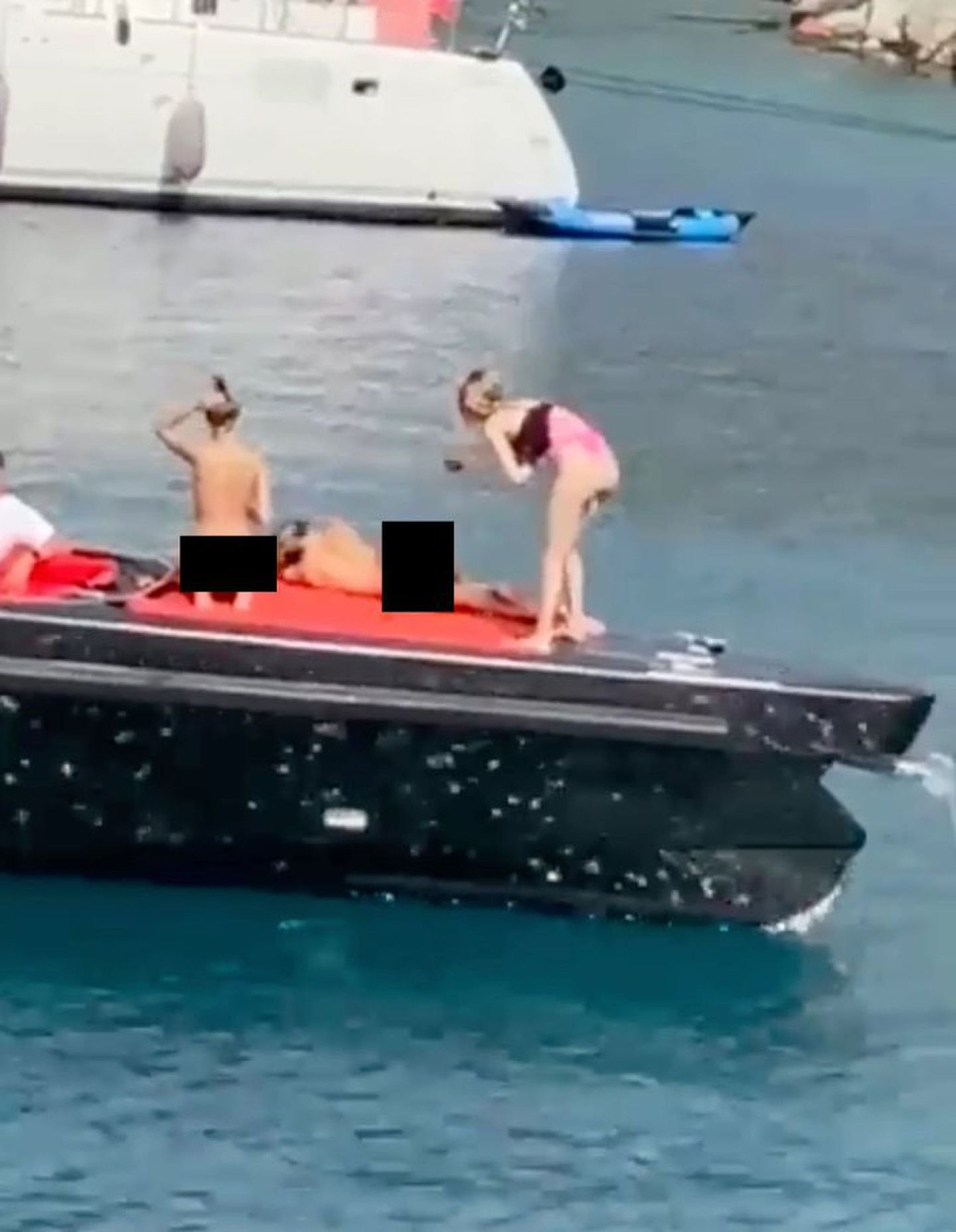 6名乌克兰美女在土耳其果赛克港（Gocek Bay）租了一艘豪华游艇，却被民众发现她们在船上大胆全裸、露点，甚至被当地穆斯林目击“活春宫”场面。（影片截图：BAZA）