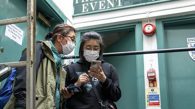 徐妈妈和女儿阿颖在伦敦街头