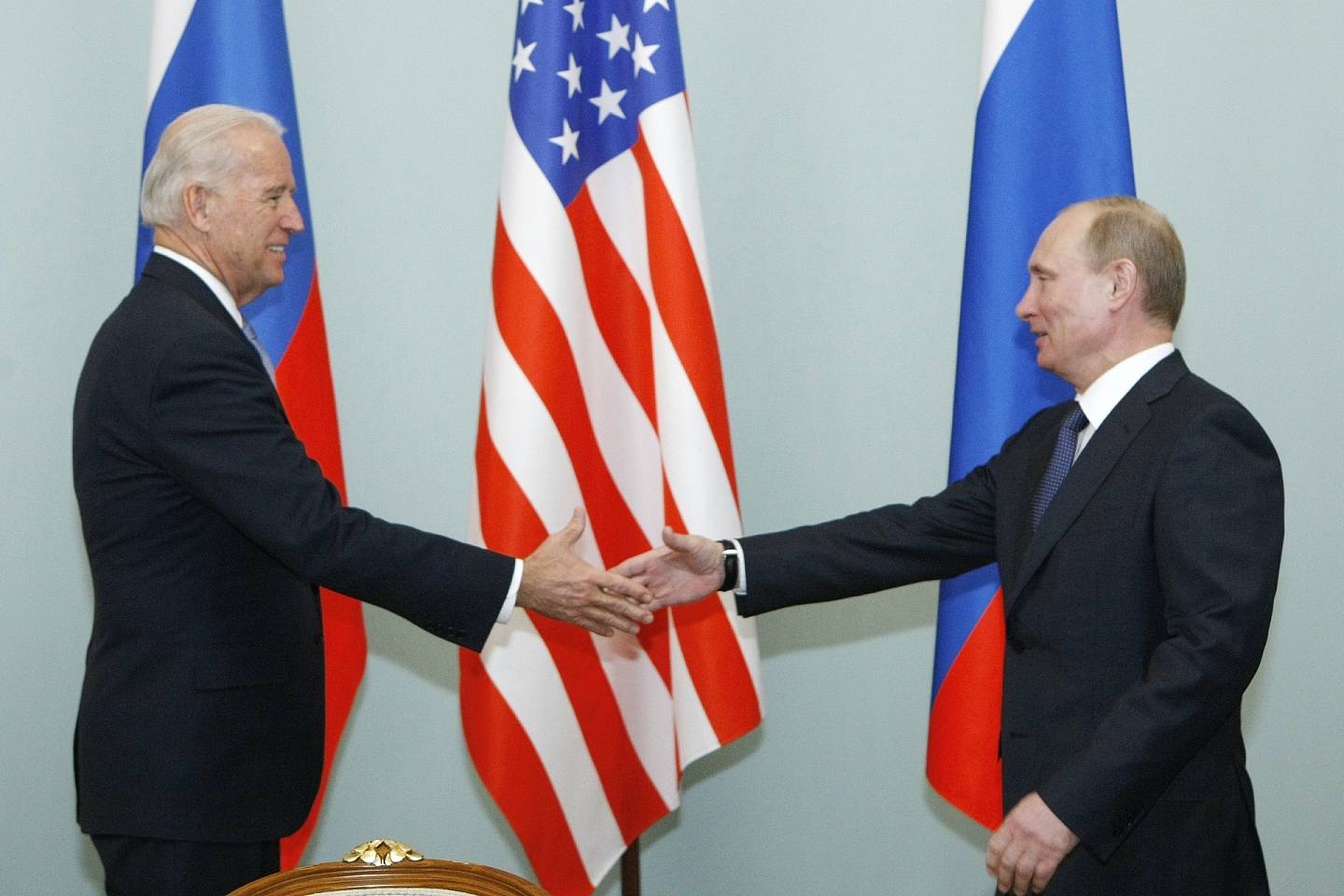 图为2011年3月10日，美国时任副总统拜登和俄罗斯总统普京于莫斯科会面。 （美联社）