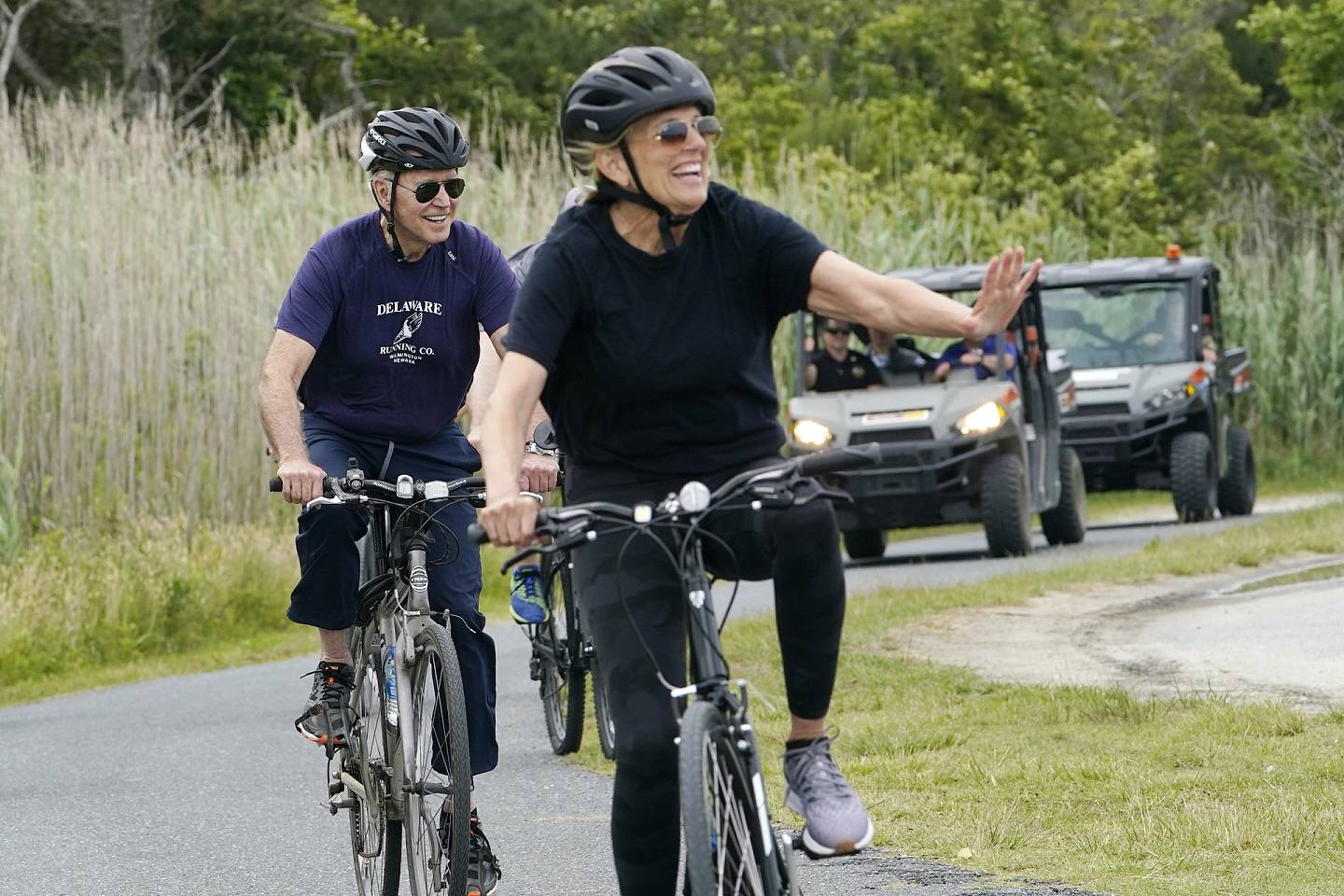 图为2021年6月3日，美国总统拜登和第一夫人吉尔骑单车。 （AP）