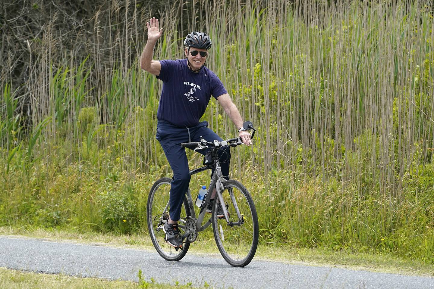 图为2021年6月3日，美国总统拜登和第一夫人吉尔骑单车。 （AP）