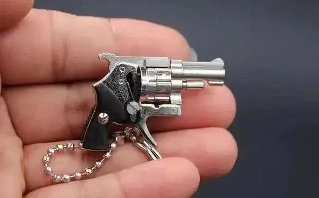 男子买卖“枪形钥匙扣”被捕，一审判了→