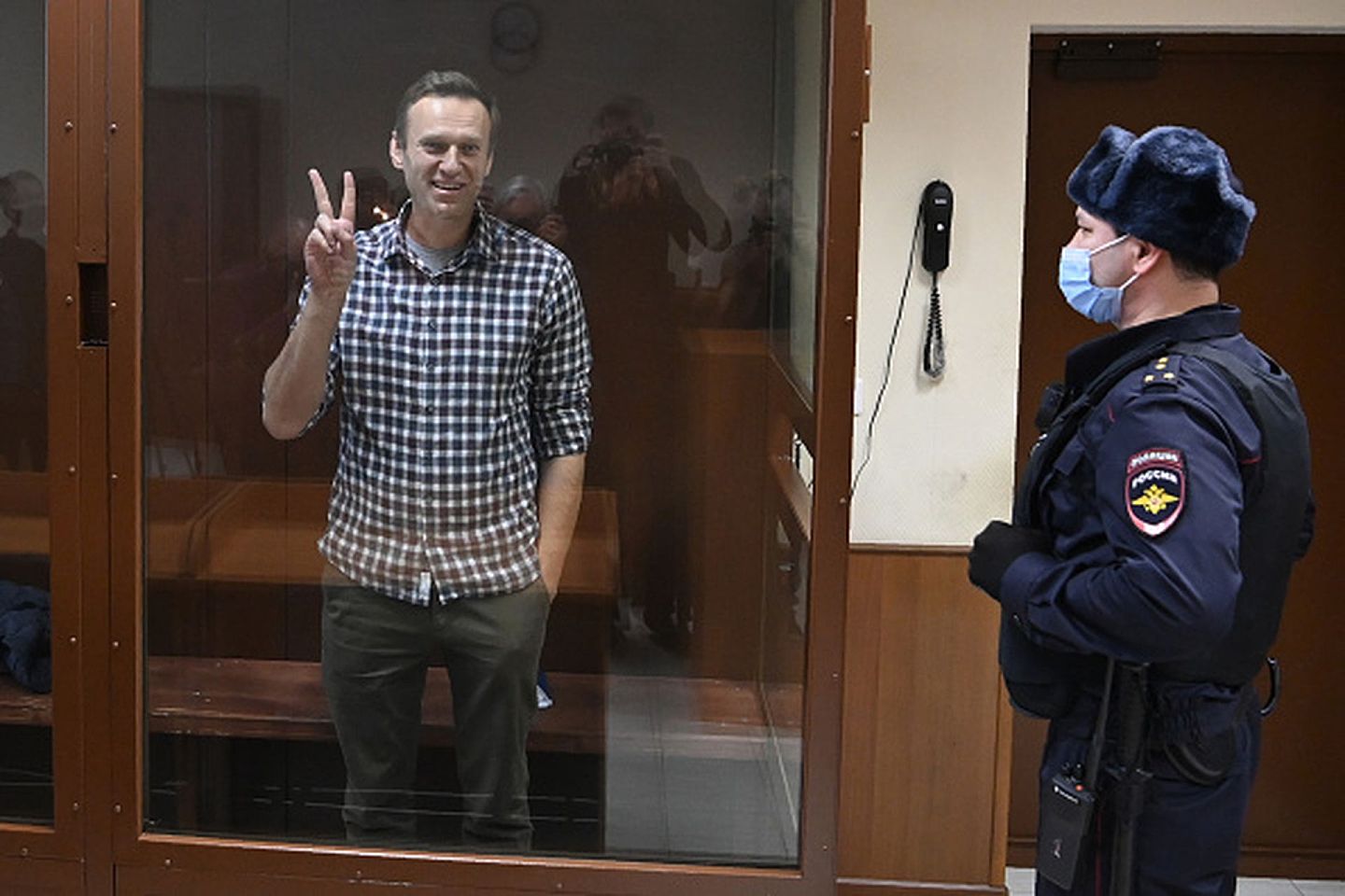 2021年2月20日，俄反对派头面人物纳瓦利内（左）在莫斯科地方法院出庭受审。（Getty Images）