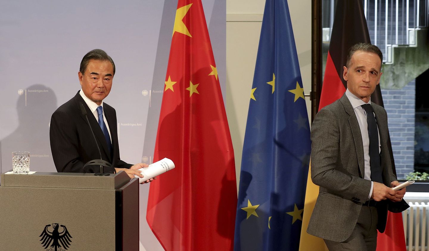 2020年9月1日，德国外交部长马斯（Heiko Maas，右）和中国外交部长王毅（左）在德国柏林举行联合新闻发布会后离开现场。（AP）