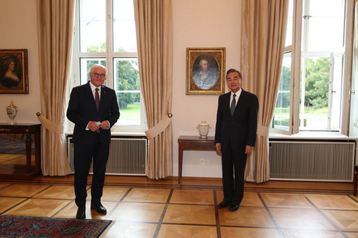 2020年9月1日，德国总统施泰因迈尔（Frank-Walter Steinmeier）在柏林总统府会见正式访德的中国国务委员兼外长王毅（右）。（中国外交部）