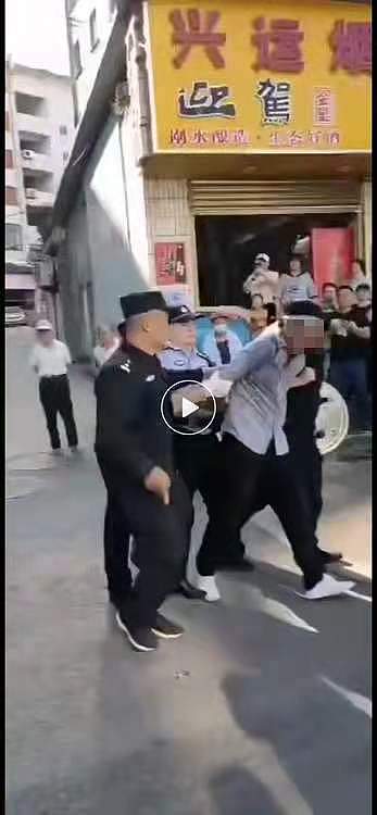 安徽安庆一男子当街持刀伤人，附近商户：事发地是步行街，目测伤者多为30岁上下
