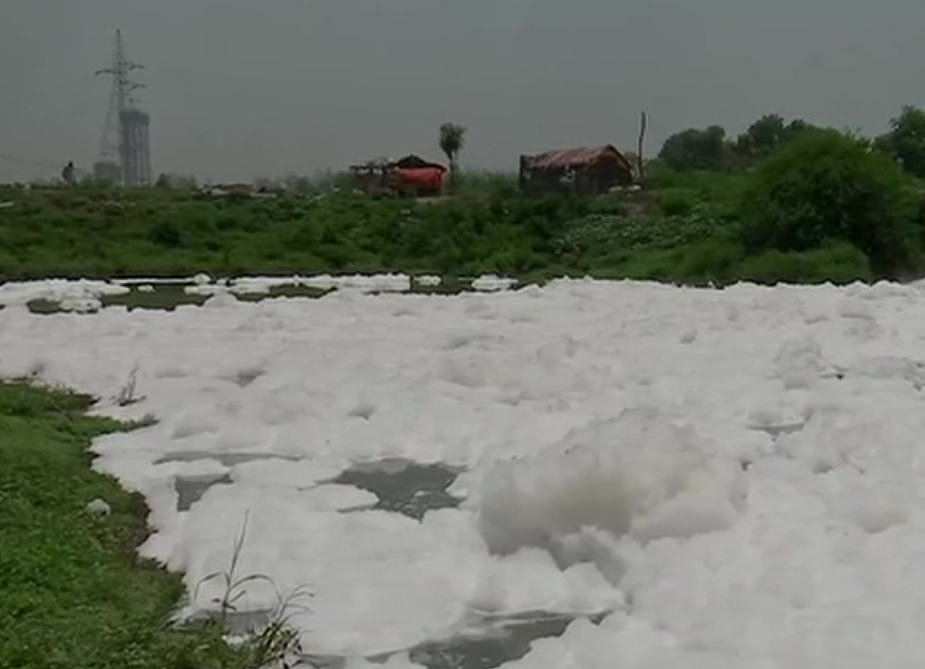 印度恒河最长支流漂浮有毒泡沫：厚厚一层盖住河面（组图） - 3