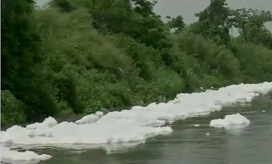 印度恒河最长支流漂浮有毒泡沫：厚厚一层盖住河面（组图） - 1
