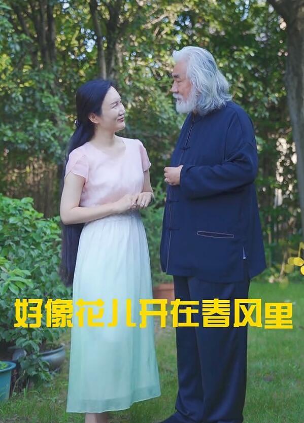 张纪中夫妇被偶遇，杜星霖主动依偎在老公怀里，小鸟依人般超甜