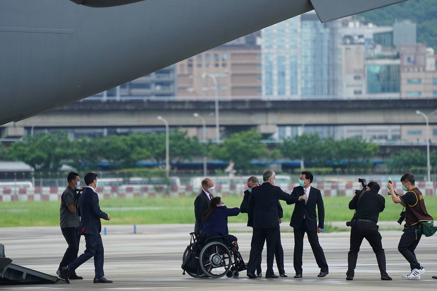 美国3名参议员6月6日抵达台北松山机场，台湾外交部长吴钊燮到场接机。 （Reuters）
