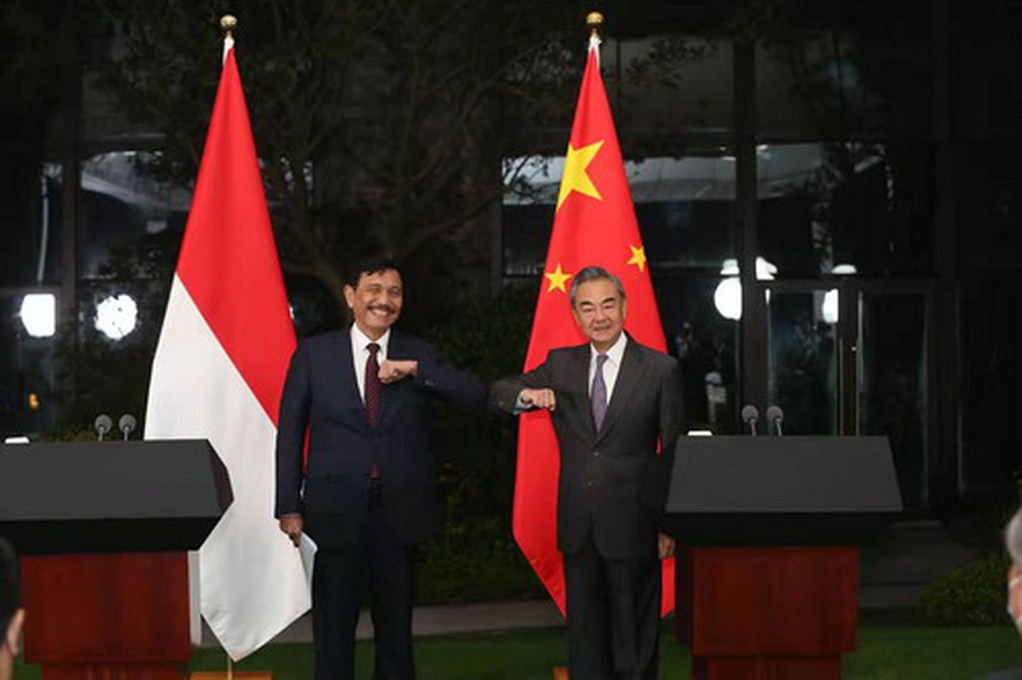 中国国务委员兼外长王毅6月5日与印尼总统特使、对华合作牵头人卢胡特在贵阳共同主持中国印尼高级别对话合作机制首次会议，并共同会见记者。（中国外交部）