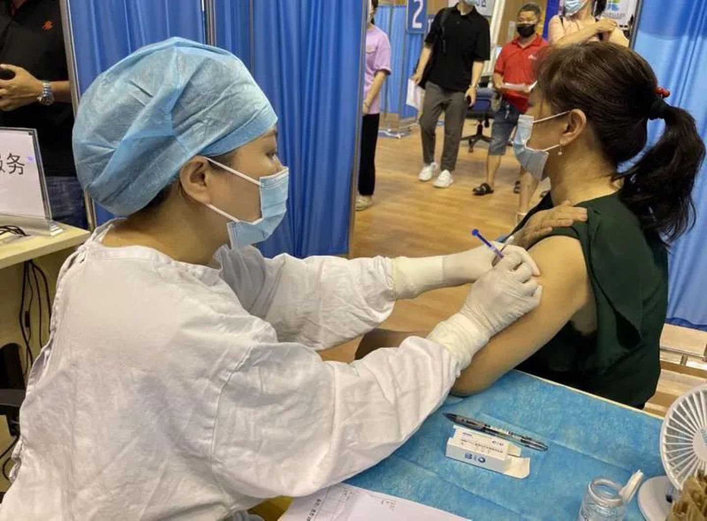 黄俊媚为市民接种疫苗。（中国央视新闻）