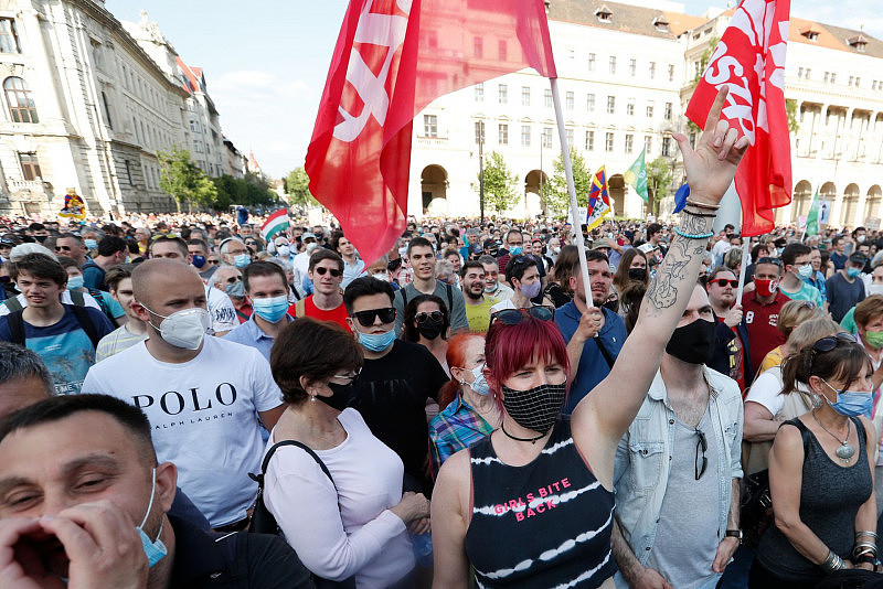 匈牙利一票否决欧盟涉华决议后，街头爆发反华游行（组图） - 1