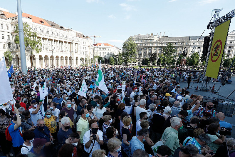 匈牙利一票否决欧盟涉华决议后，街头爆发反华游行（组图） - 7