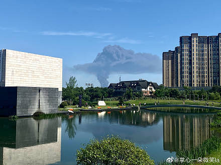 民众从几十公里外拍摄长沙仓库起火，画面宛若「火山爆发」。 （图取自微博）