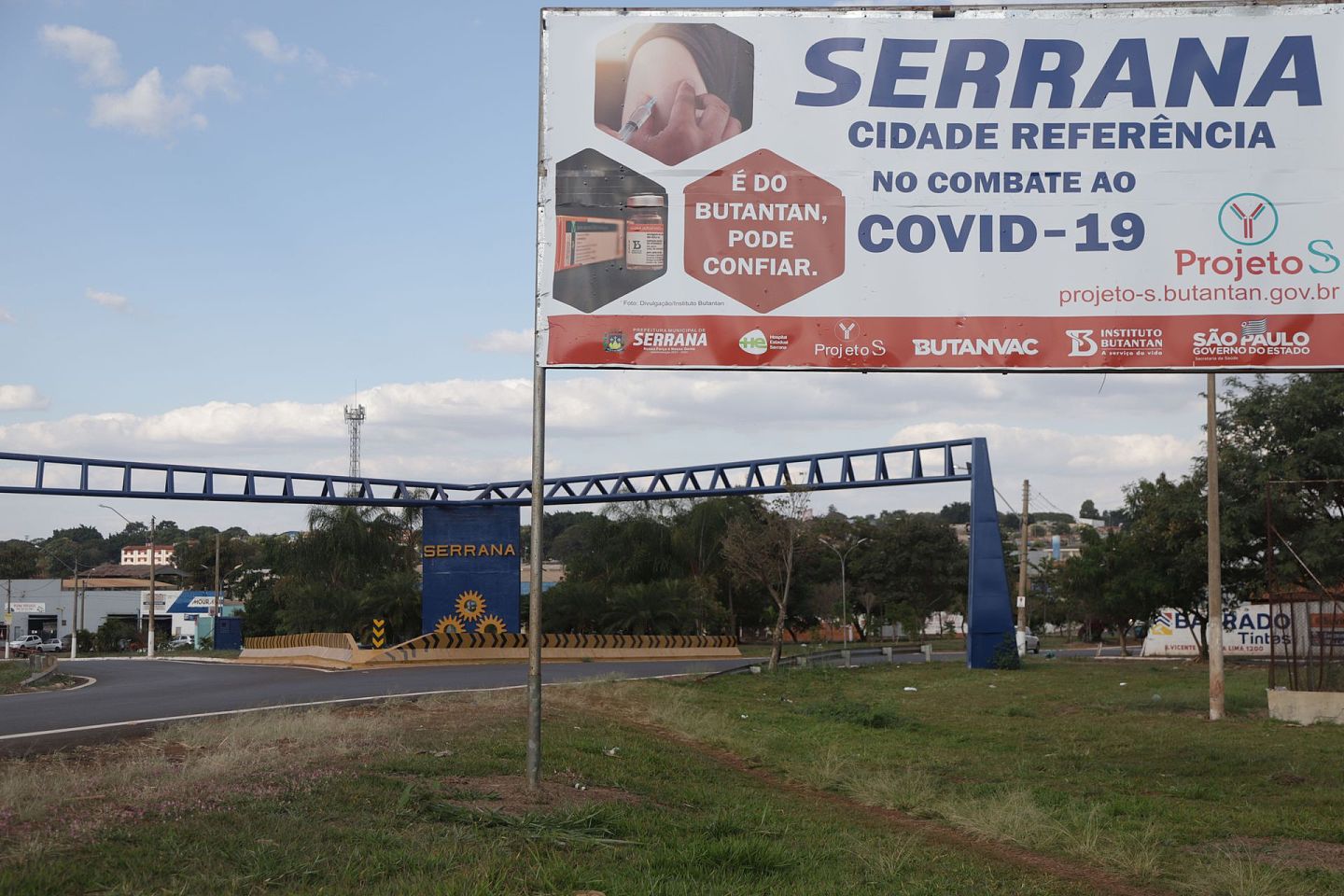 2021年5月10日，媒体拍摄到巴西塞拉纳市城市入口处的广告牌，上面写着这里是巴西“抗击新冠疫情模范城市”。（新华社）