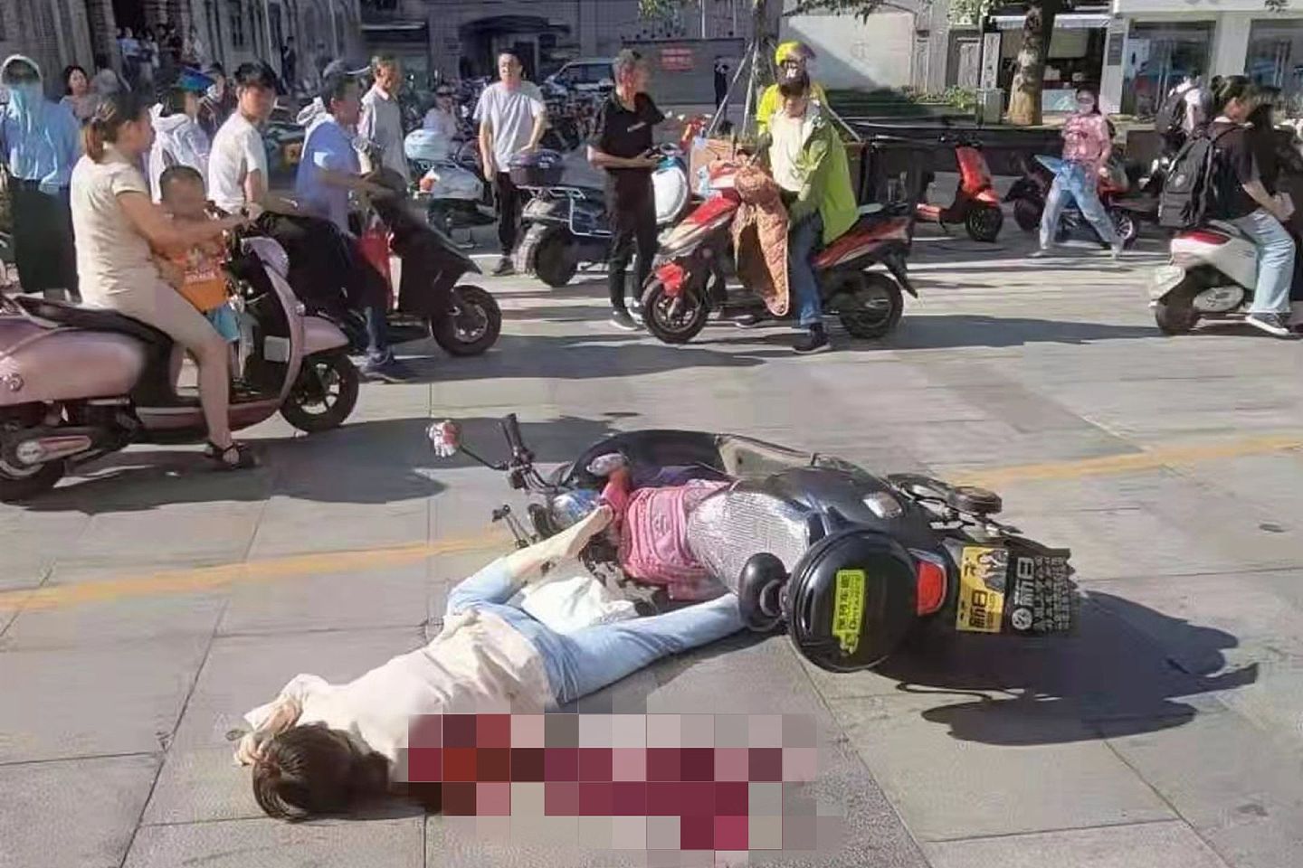 安庆发生随机杀人案。图为当场死亡的民众。（Twitter@realEmperorPooh）