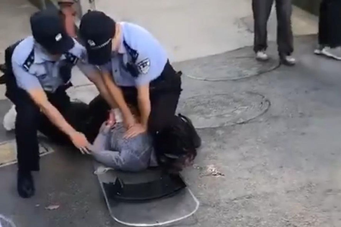 安庆发生随机杀人案。图为安庆警方逮捕嫌犯瞬间。（Twitter@realEmperorPooh）