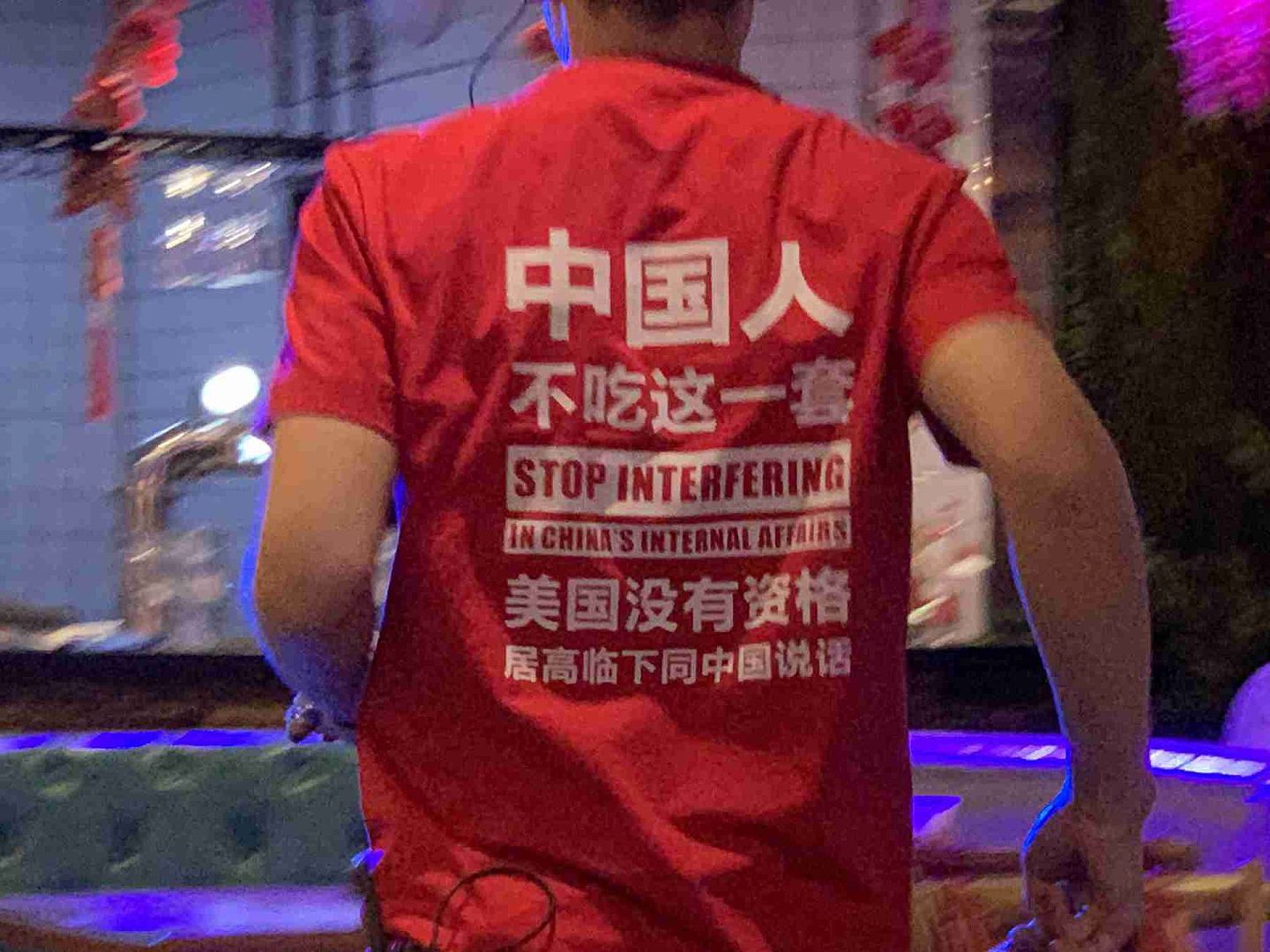 烧烤店店员穿着印有“中国人不吃这一套”字样的衣服，麦克唐纳就此问道：“中国的民族主义向来这么怪异？”。（Twitter@Stephen McDonell）
