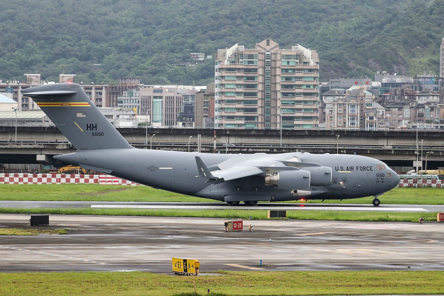 降落松山机场的美军C-17战略运输机，从机尾HH字样，即可识别其为夏威夷空中国民兵所属运输机，并非属于美国空军运输司令部（USTRANSCOM）的现役战略运输机。（中央社）