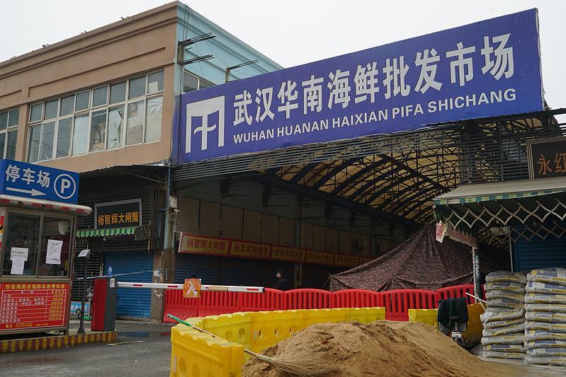 新冠病毒疑起源于武汉华南海鲜批发市场，许多与该市场相关的人都染疫。 (美联社)