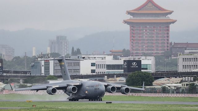 美国空军一架运输机抵达台湾