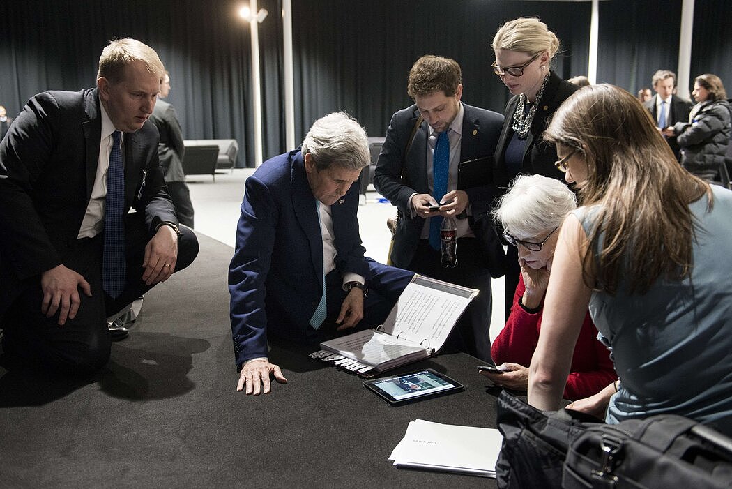 谢尔曼（右二）与国务卿约翰·克里2015年在瑞士洛桑举行的谈判期间，收听贝拉克·奥巴马总统发表的关于伊朗核项目的讲话。