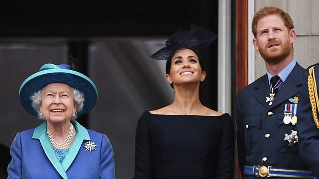 女王与萨塞克斯公爵伉俪在白金汉宫阳台观看皇家空军百周年检阅式（10/7/2018）