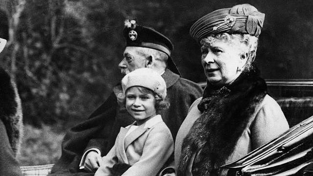 伊丽莎白公主（中）与祖父英王乔治五世（左）和祖母玛丽王后（右）一同搭乘开篷马车（5/9/1932）