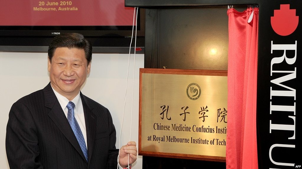 2010年时任中国国家副主席的习近平在墨尔本皇家理工大学为澳大利亚的第一所中医孔子学院揭牌。（法新社 2010年6月20日）