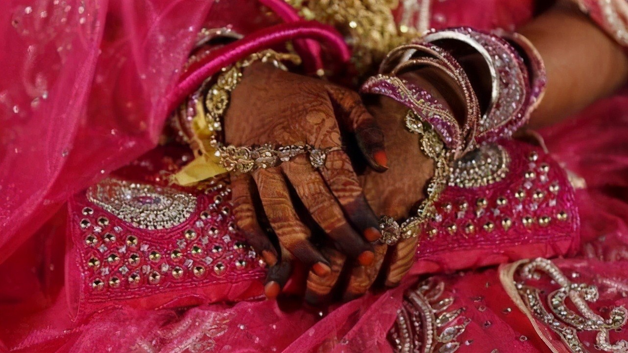 印度新郎强迫新娘跳舞，大闹婚礼现场激怒女方家人，引发舆论轰动